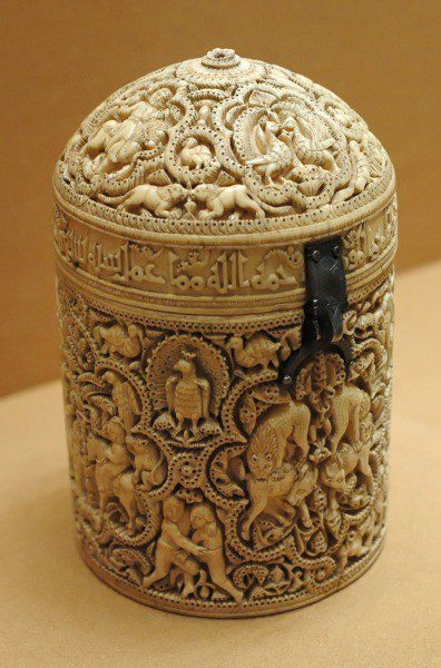 جعبه عاج المغیره از آثار هنر اسلامی و نقاشی در موزه لوور