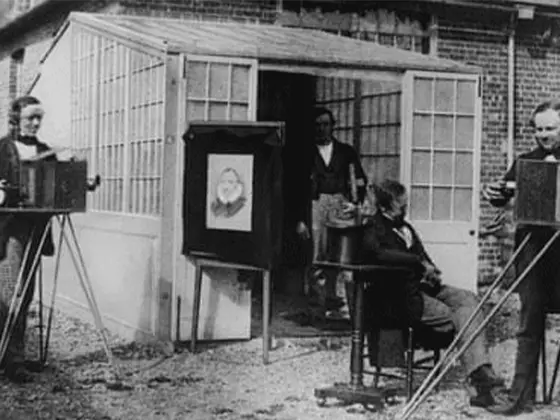 اختراع نگاتیو، فاکس تالبوت را به پدر عکاسی مدرن تبدیل کرد.