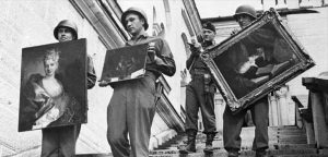سربازان آمریکایی نقاشی های غارت شده توسط نازی ها در فوسن، آلمان در ماه مه 1945 را بازیابی می کنند. عکس: آرشیو Bettmann/Bettmann