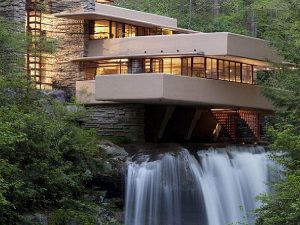 خانه آبشار به عنوان یکی از بزرگترین شاهکارهای معماری ارگانیگ فرانک لوید رایت و بهترین اثر تاریخ معماری آمریکایی است. 