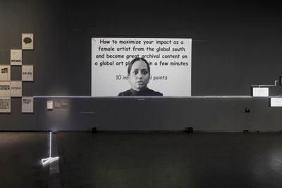 میتو سن، چگونه یک هنرمند موفق باشیم (2019). ویدئو، 1 دقیقه و 12 ثانیه، نمایشگاه: زبان مادری، مرکز هنرهای معاصر استرالیا، ملبورن (22 آوریل تا 18 ژوئن 2023).