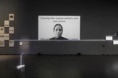 میتو سن، چگونه یک هنرمند موفق باشیم (2019). ویدئو، 1 دقیقه و 12 ثانیه نمایشگاه: زبان مادری، مرکز هنرهای معاصر استرالیا، ملبورن (22 آوریل تا 18 ژوئن 2023)