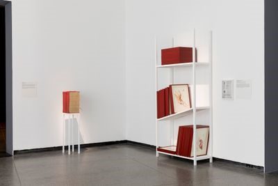 از چپ به راست: میتو سن، اشعار رد شده (2014); قطعه موزه شماره 4 - (غیر) طراحی (2018). نمایشگاه: زبان مادری، مرکز هنرهای معاصر استرالیا، ملبورن (22 آوریل تا 18 ژوئن 2023)