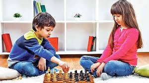 دو کودک در حال شطرنج بازی کردن