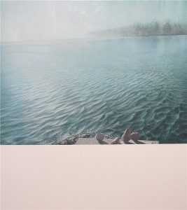 تصویر نقاشی مقداد لرپور از سری دربابار با عنوان هنگام که دریاچه ای آبی با پایین صفحه ای با رنگ صورتی کم رنگ 
