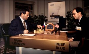 گری کاسپاروف روسی استاد تمام شطرنج در مقابل شطرنج رایانه ای Deep Blue در سال 1997