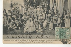 تصویری از عکس کارت پستالی یک خانواده غربی که لباس ایرانی پوشیده اند