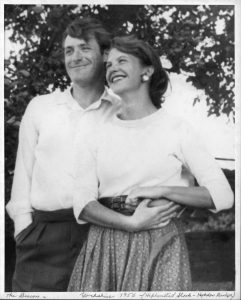تصویری از عکس خاکستری سیلویا پلات به همراه شوهرش تد هیوز که در آغوش هم هستند