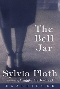 تصویر جلد کتاب کوزه زنگ اثر سیلویا پلات. تصویری خاکستری از پایین تنه خانمی که ایستاده و کفشها و دامن او مشخص است